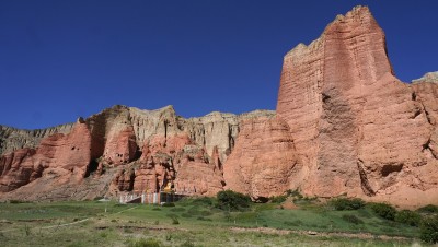  ढाक्मरका ‘राताम्मे पहाड र गुफा’ मा लोभिए पर्यटक [तस्बिरसहित] 